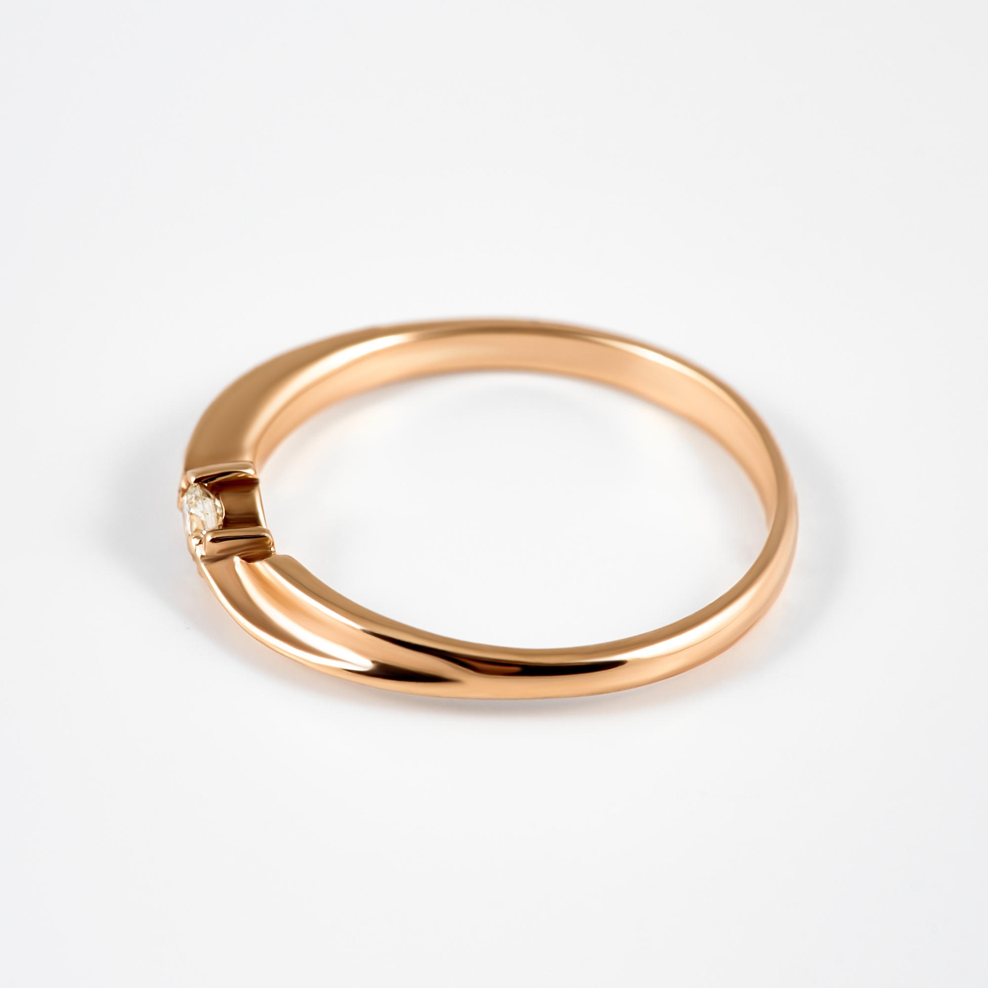 Золотое кольцо Ювелирные традиции из красного золота 585 пробы со вставками из драгоценных камней (бриллиант) ЮИК110-1021, размеры от 15.5 до 18.5