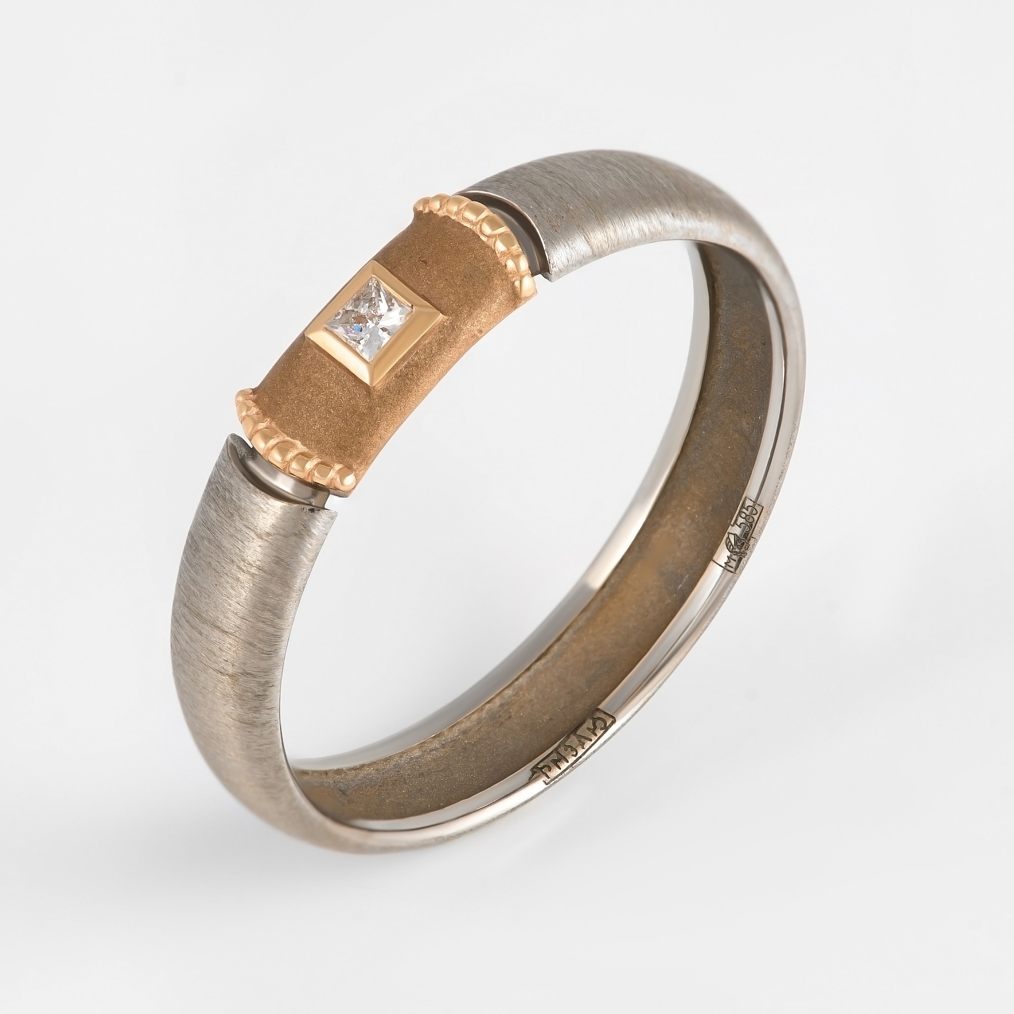 Кольцо из белого золота обручальное с бриллиантом