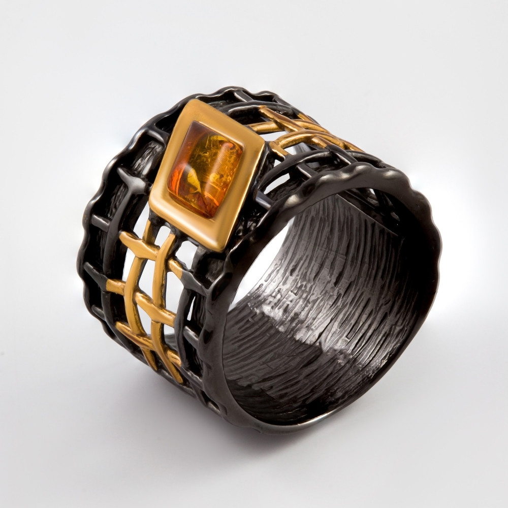 Серебряное кольцо Балтийское золото из серебра с включениями из золота, из серебра с родированием и из серебра с позолотой со вставками из полудрагоценных камней (янтарь) ЯН71131038, размеры от 17 до 20.5