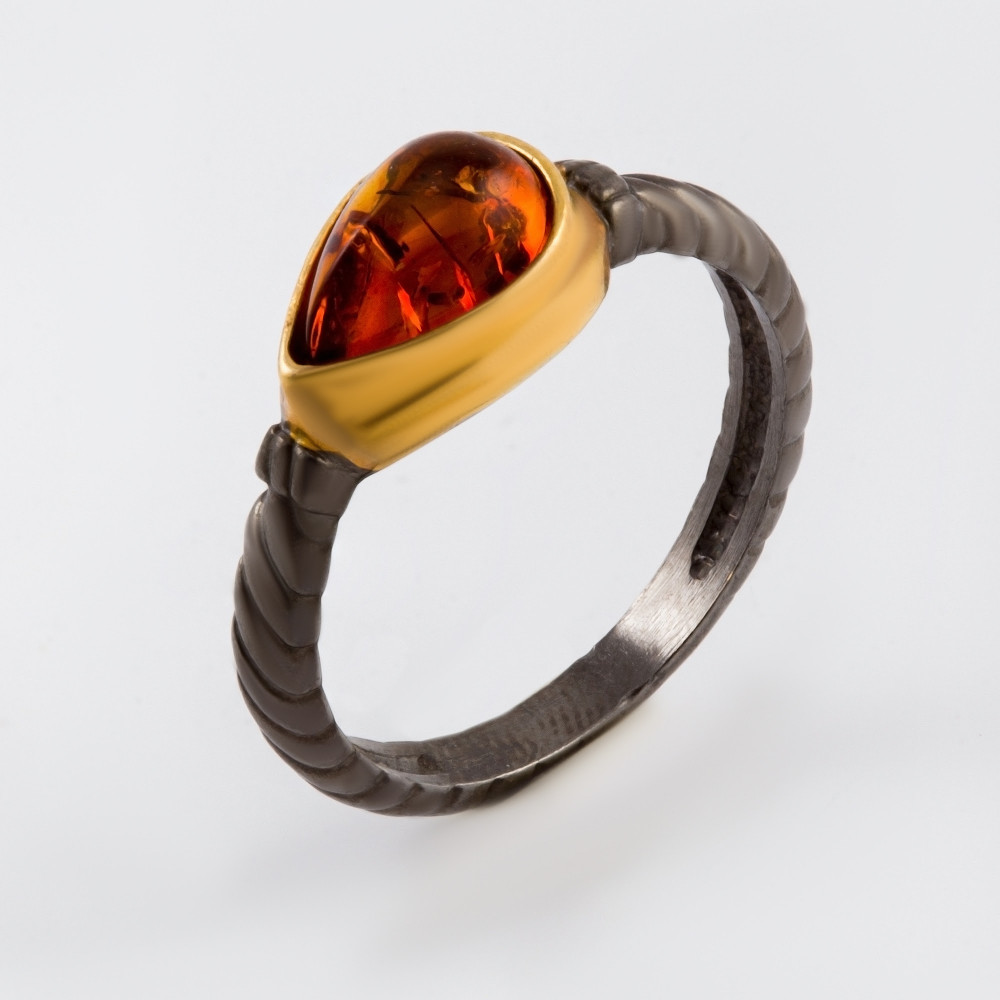 Серебряное кольцо Балтийское золото из серебра с позолотой со вставками из полудрагоценных камней (янтарь) ЯН71131088, размеры от 17 до 19.5