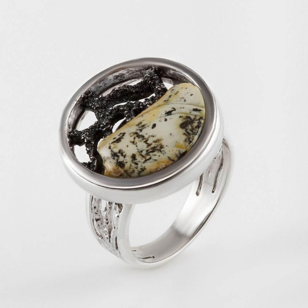 Кольцо из черненого серебра с янтарем