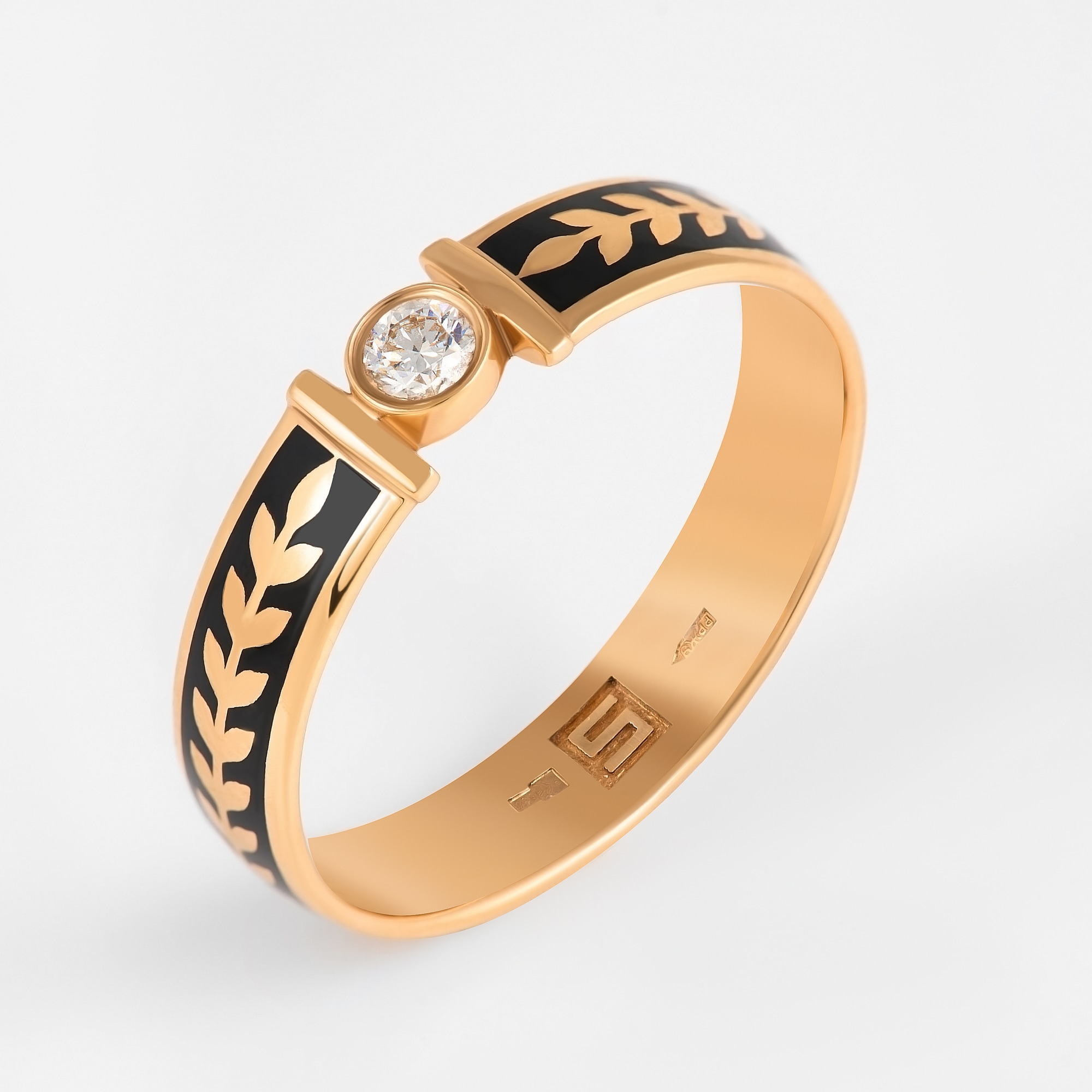 Обручальное кольцо из красного золота с эмалью и бриллиантом