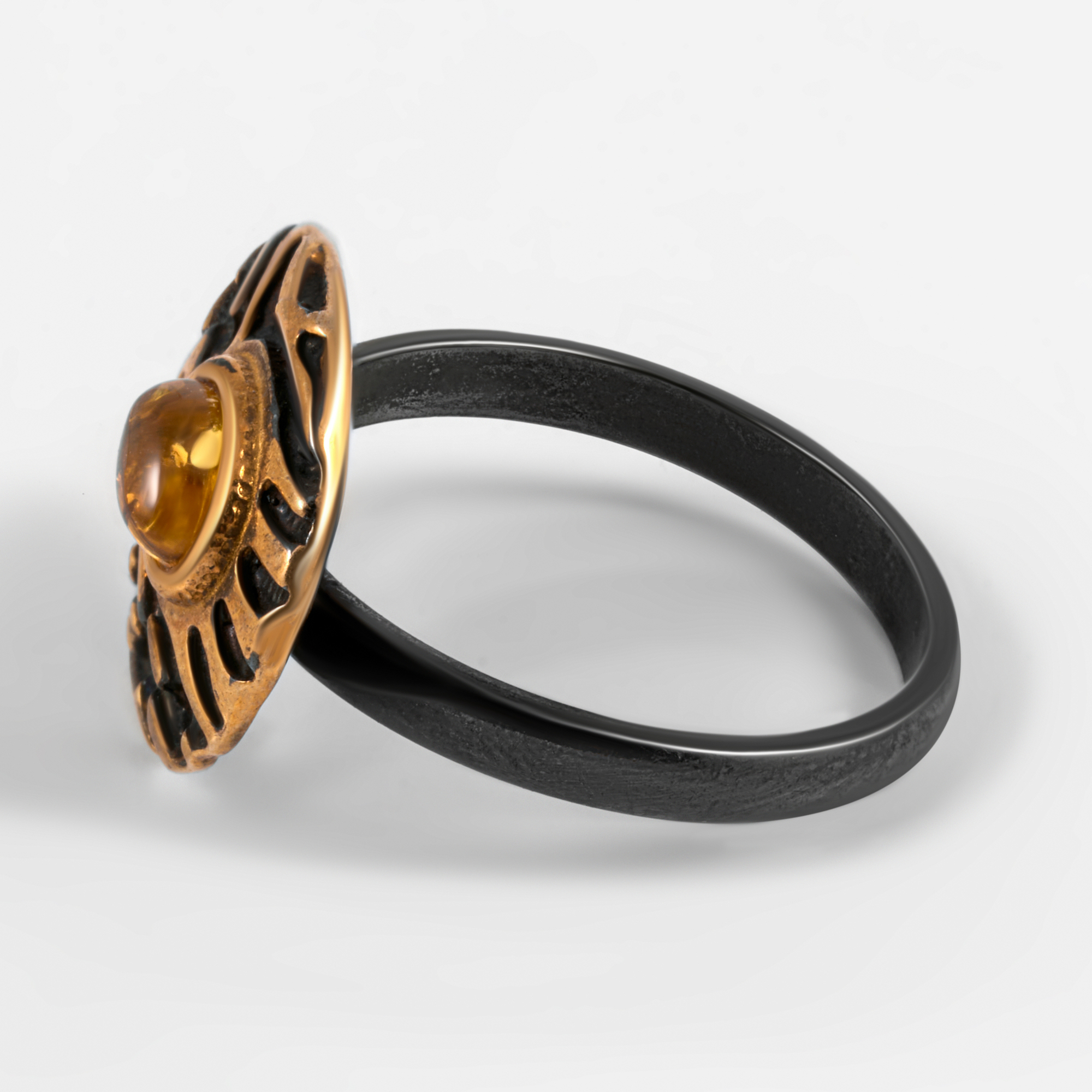 Серебряное кольцо Балтийское золото из серебра с позолотой со вставками из полудрагоценных камней (янтарь) ЯН71131081, размеры от 17 до 18.5