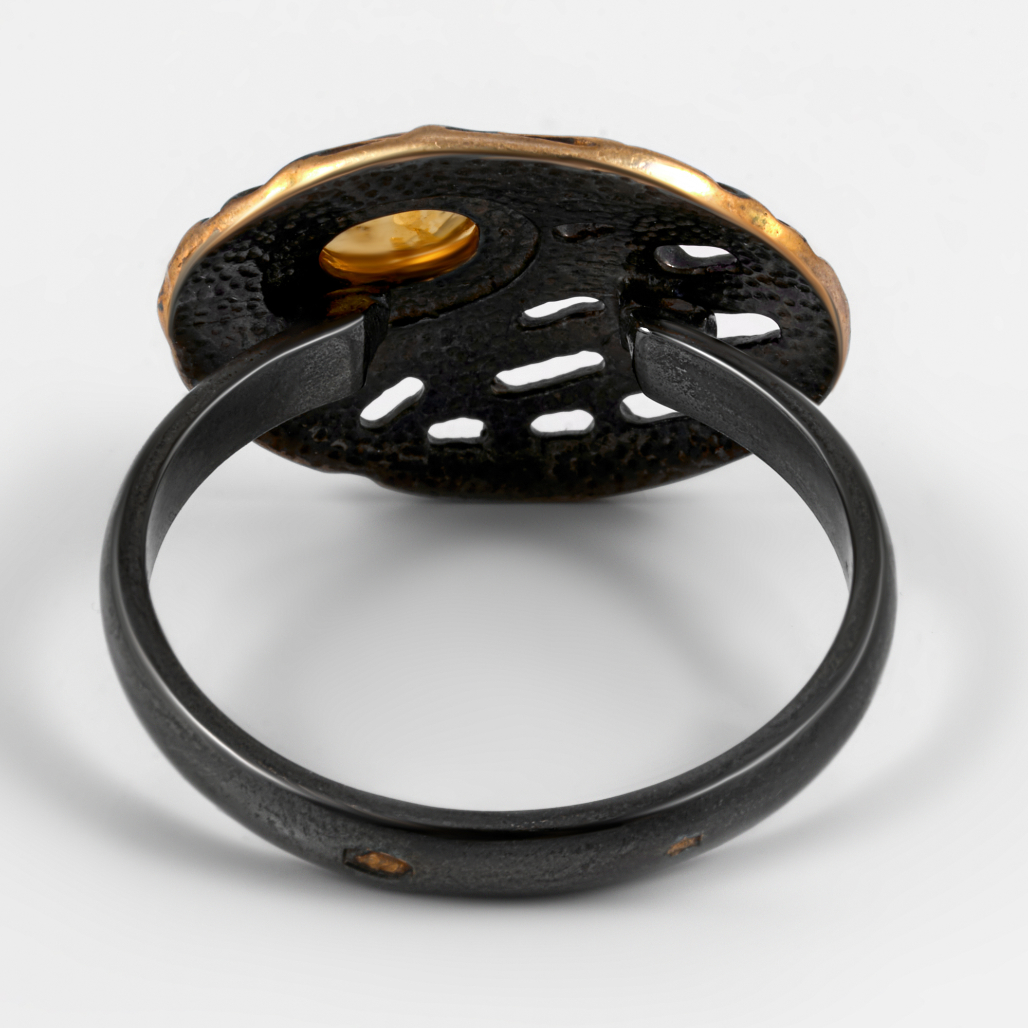 Серебряное кольцо Балтийское золото из серебра с позолотой со вставками из полудрагоценных камней (янтарь) ЯН71131081, размеры от 17 до 18.5