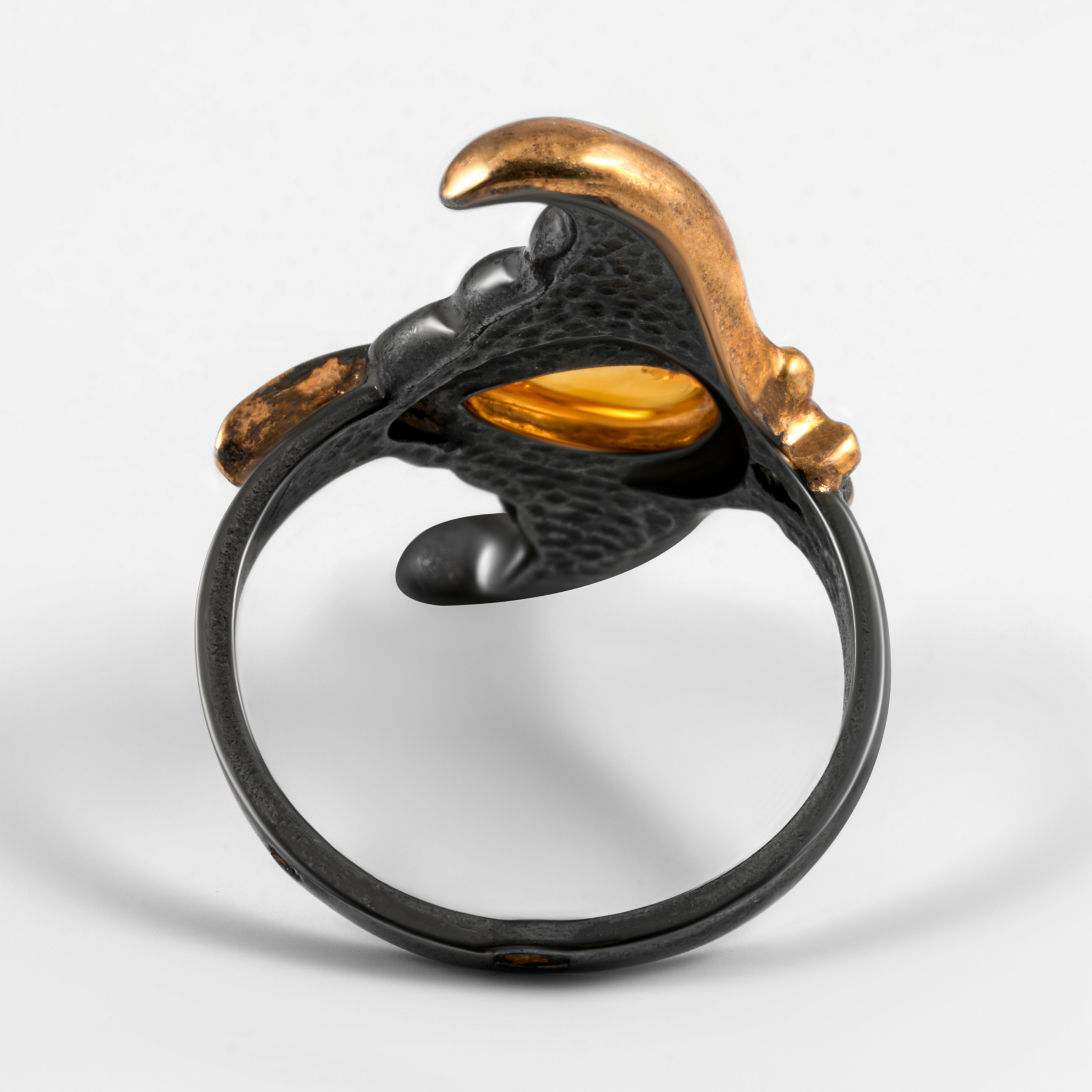 Серебряное кольцо Балтийское золото со вставками из полудрагоценных камней () ЯН71161300, размеры от 17 до 19
