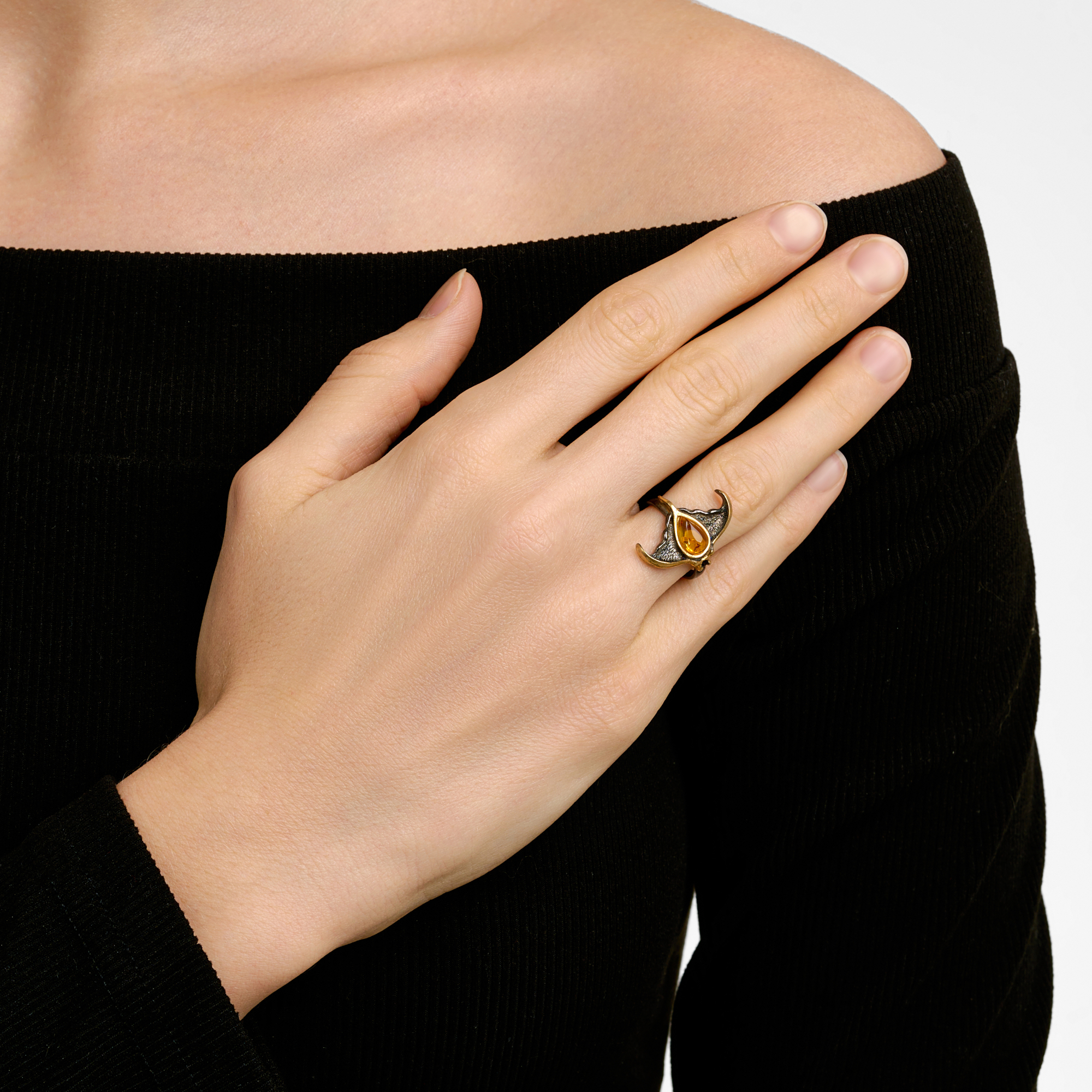 Серебряное кольцо Балтийское золото со вставками из полудрагоценных камней () ЯН71161300, размеры от 17 до 19