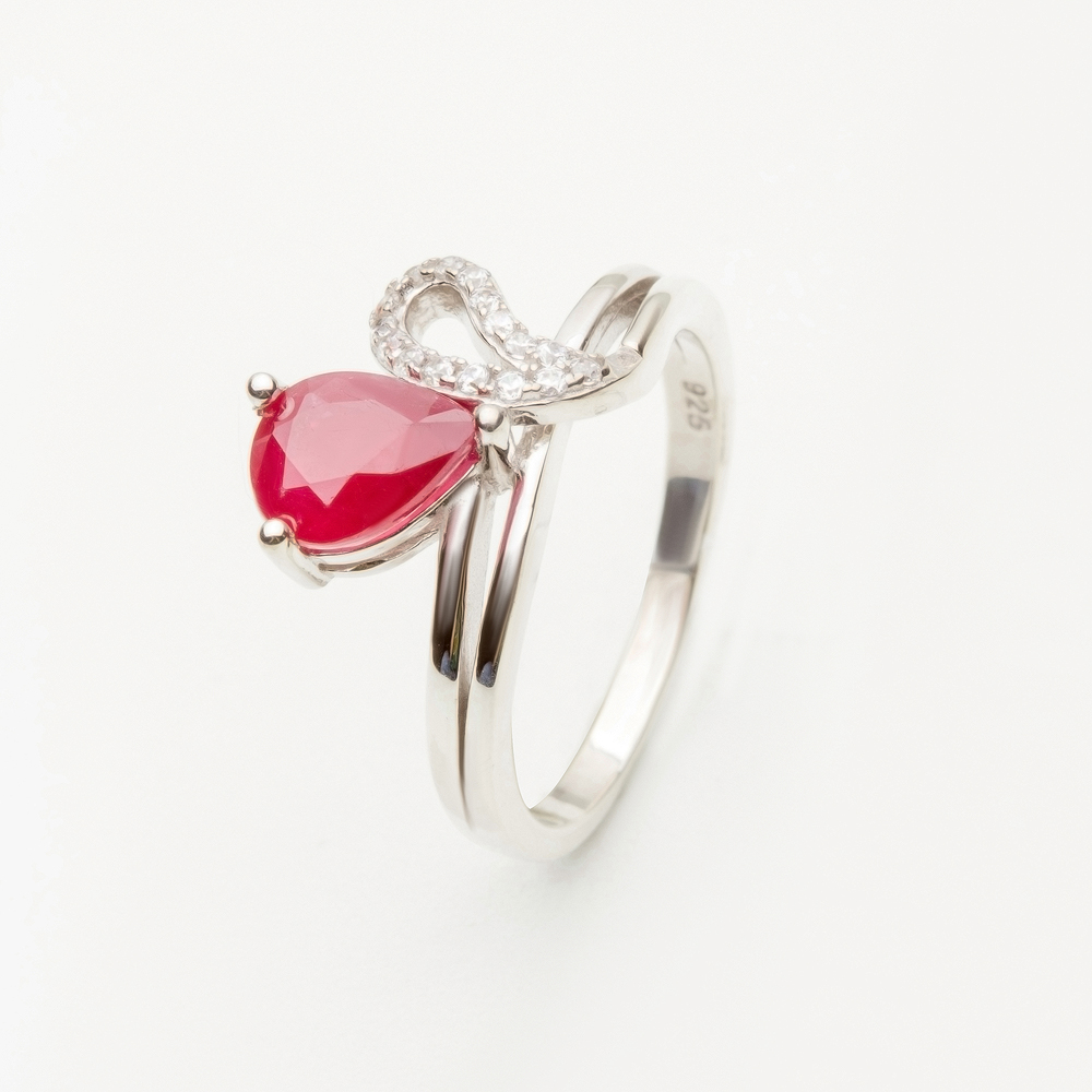 Серебряное кольцо с рубинами гт и фианитами