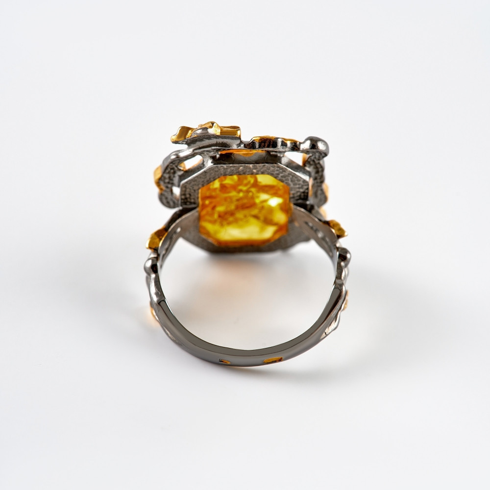 Серебряное кольцо Балтийское золото из серебра с позолотой со вставками из полудрагоценных камней (янтарь) ЯН71162019, размеры от 17 до 19.5