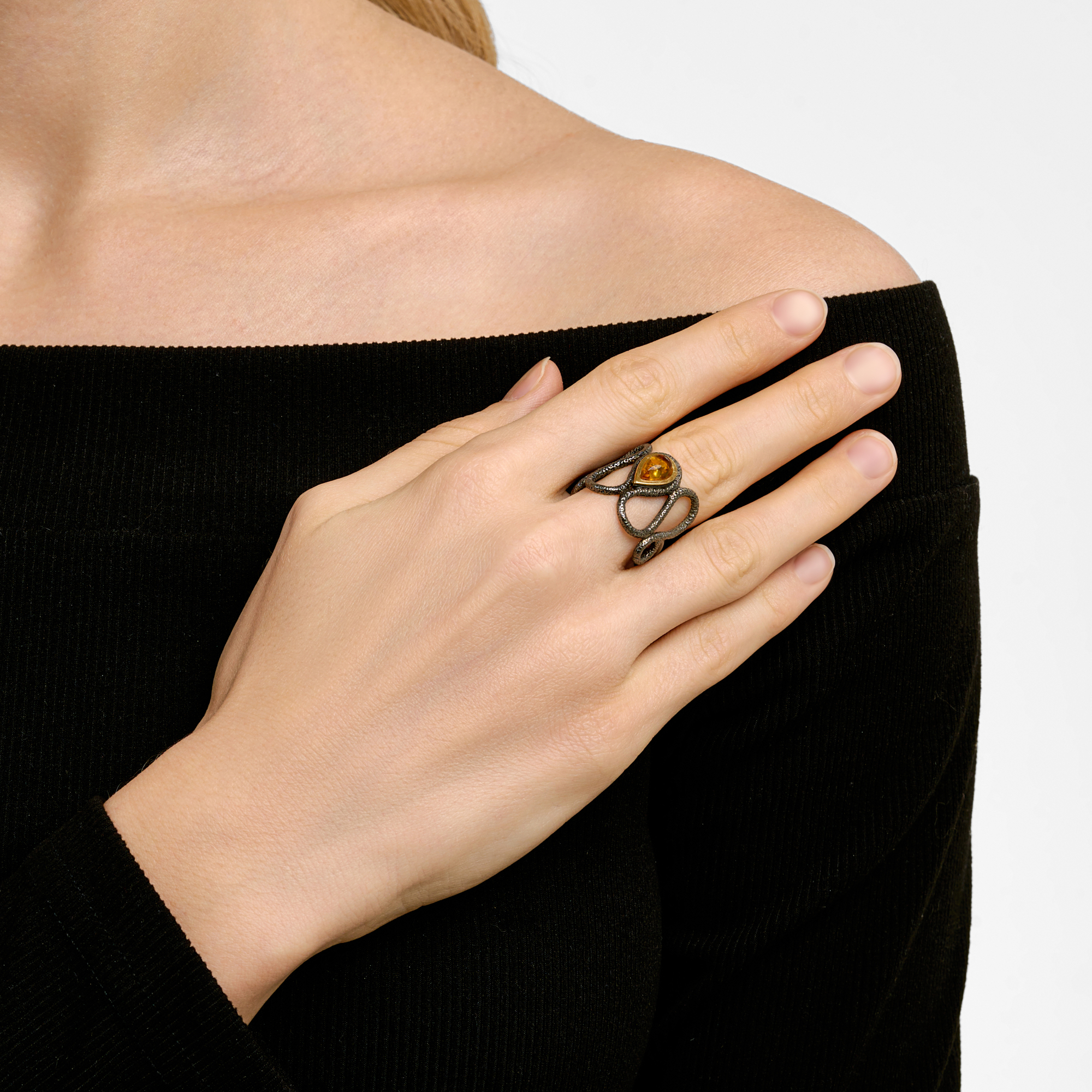 Серебряное кольцо Балтийское золото со вставками из полудрагоценных камней () ЯН71161045, размеры от 16 до 20