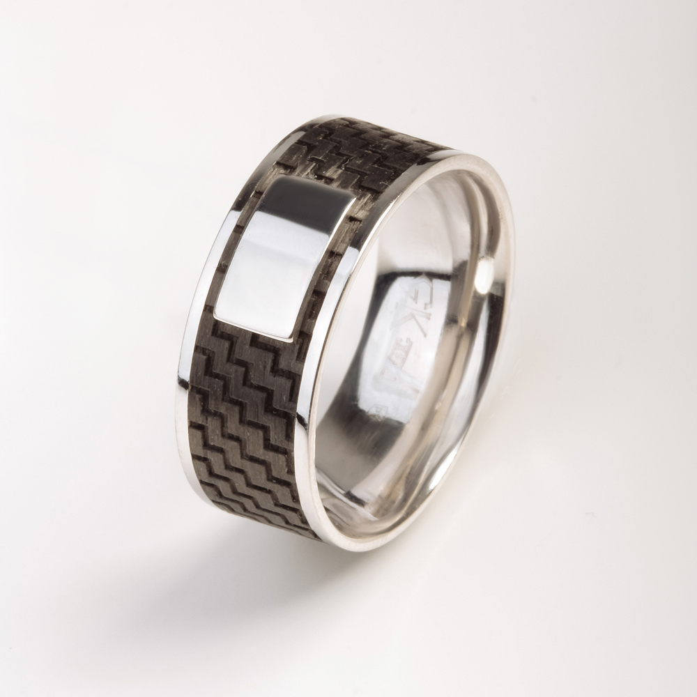 Серебряное кольцо мужское с карбоном