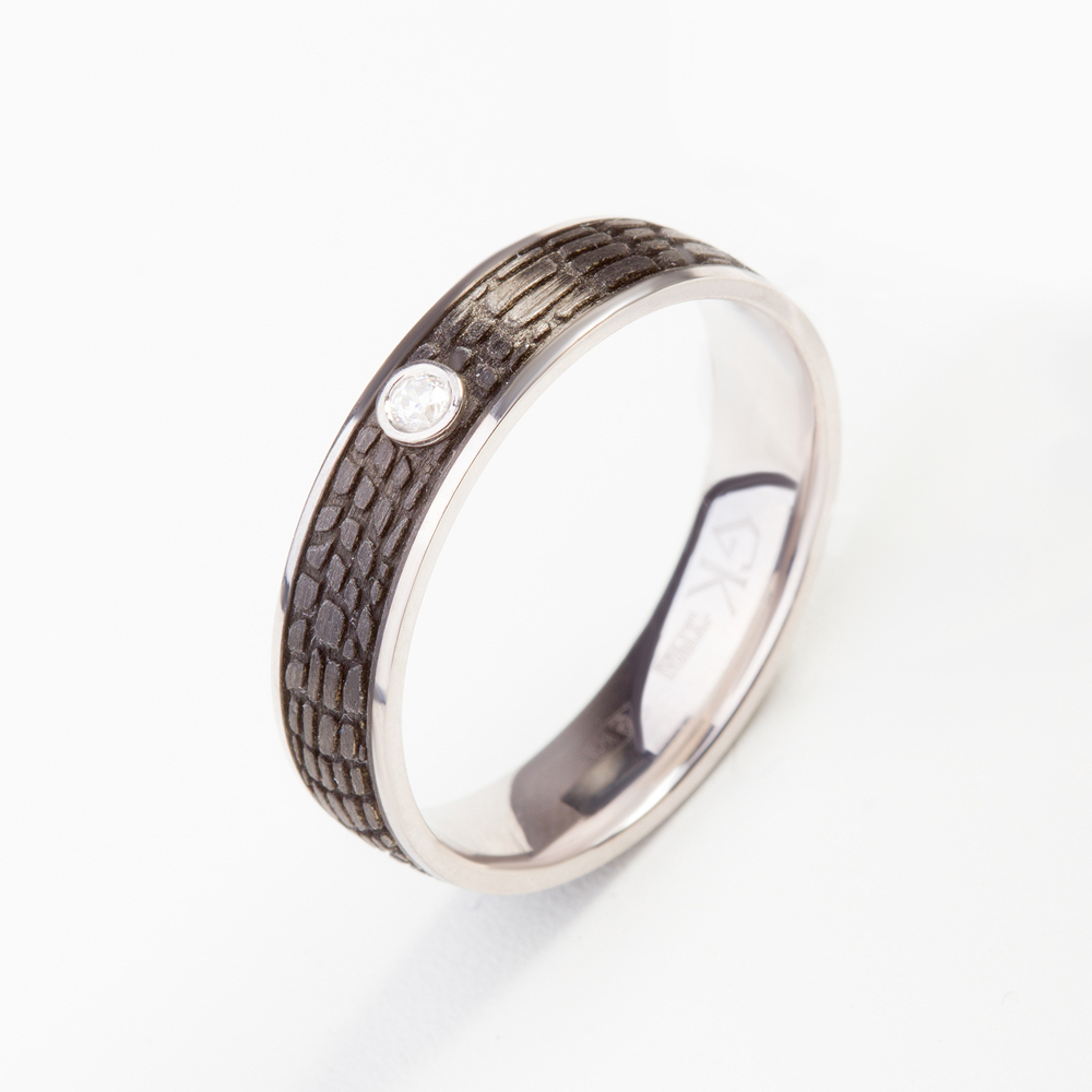 Серебряное кольцо мужское с фианитами и карбоном