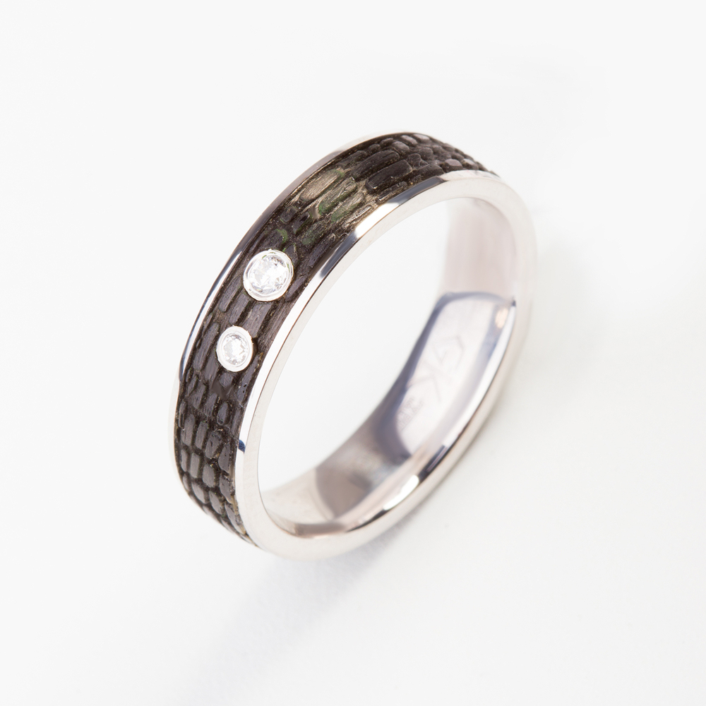 Серебряное кольцо с карбоном и фианитами