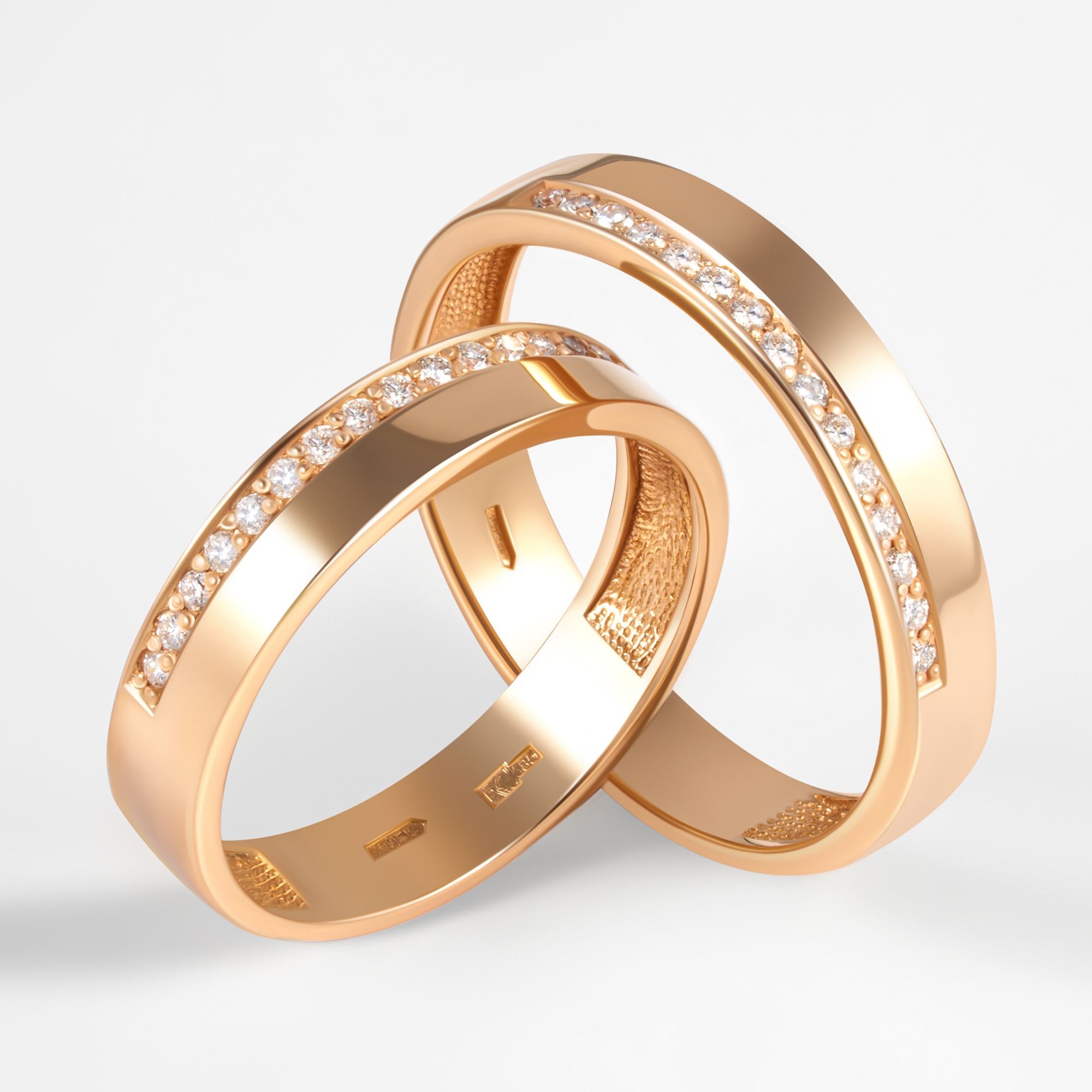 Золотое кольцо обручальное Берег из красного золота 585 пробы со вставками из драгоценных камней (бриллиант) 2БК35К-02-1286, размеры от 15 до 20