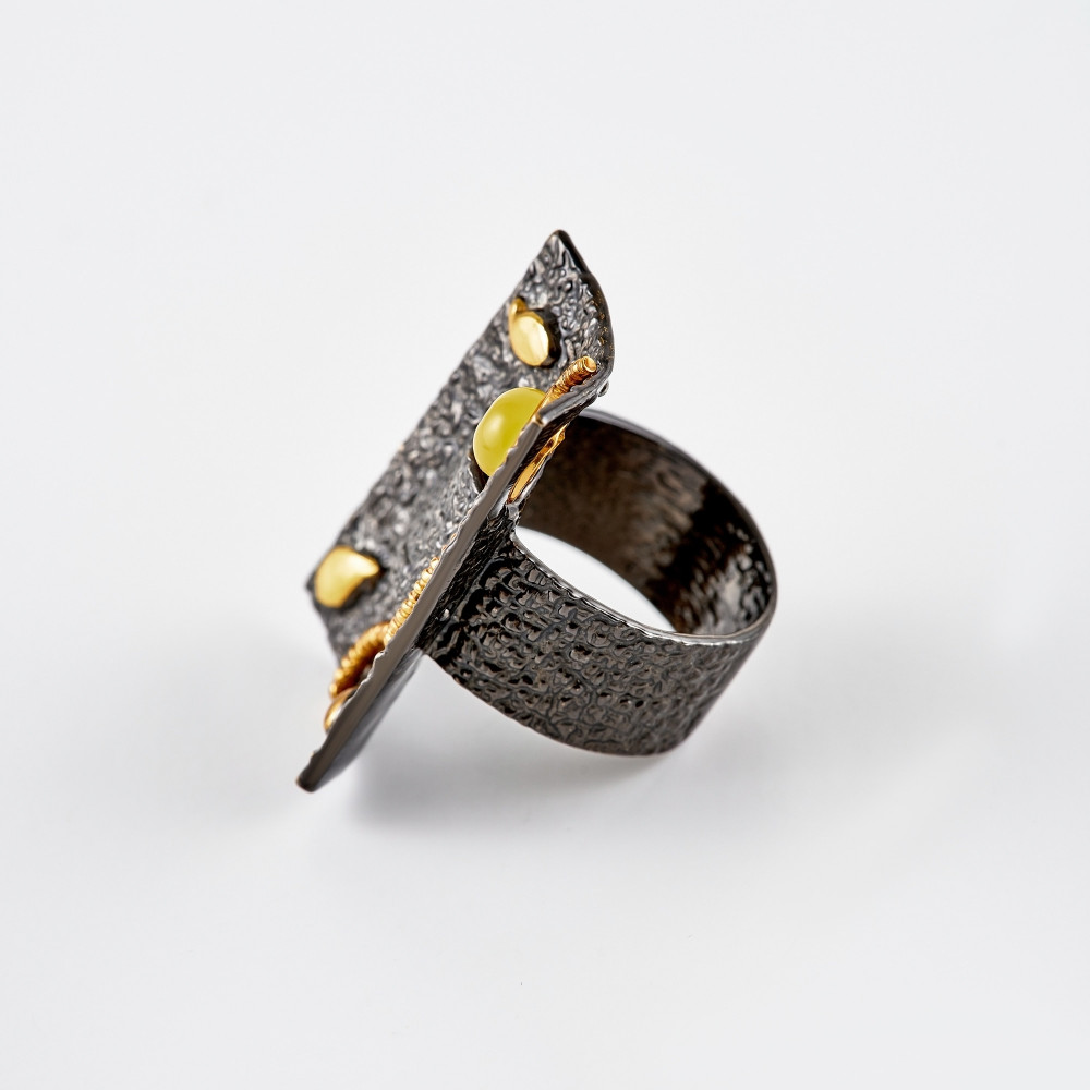 Серебряное кольцо Балтийское золото со вставками из полудрагоценных камней () ЯН71111046, размеры от 16 до 17.5