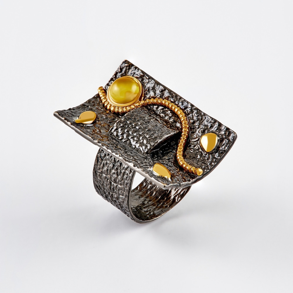 Серебряное кольцо Балтийское золото со вставками из полудрагоценных камней () ЯН71111046, размеры от 16 до 17.5