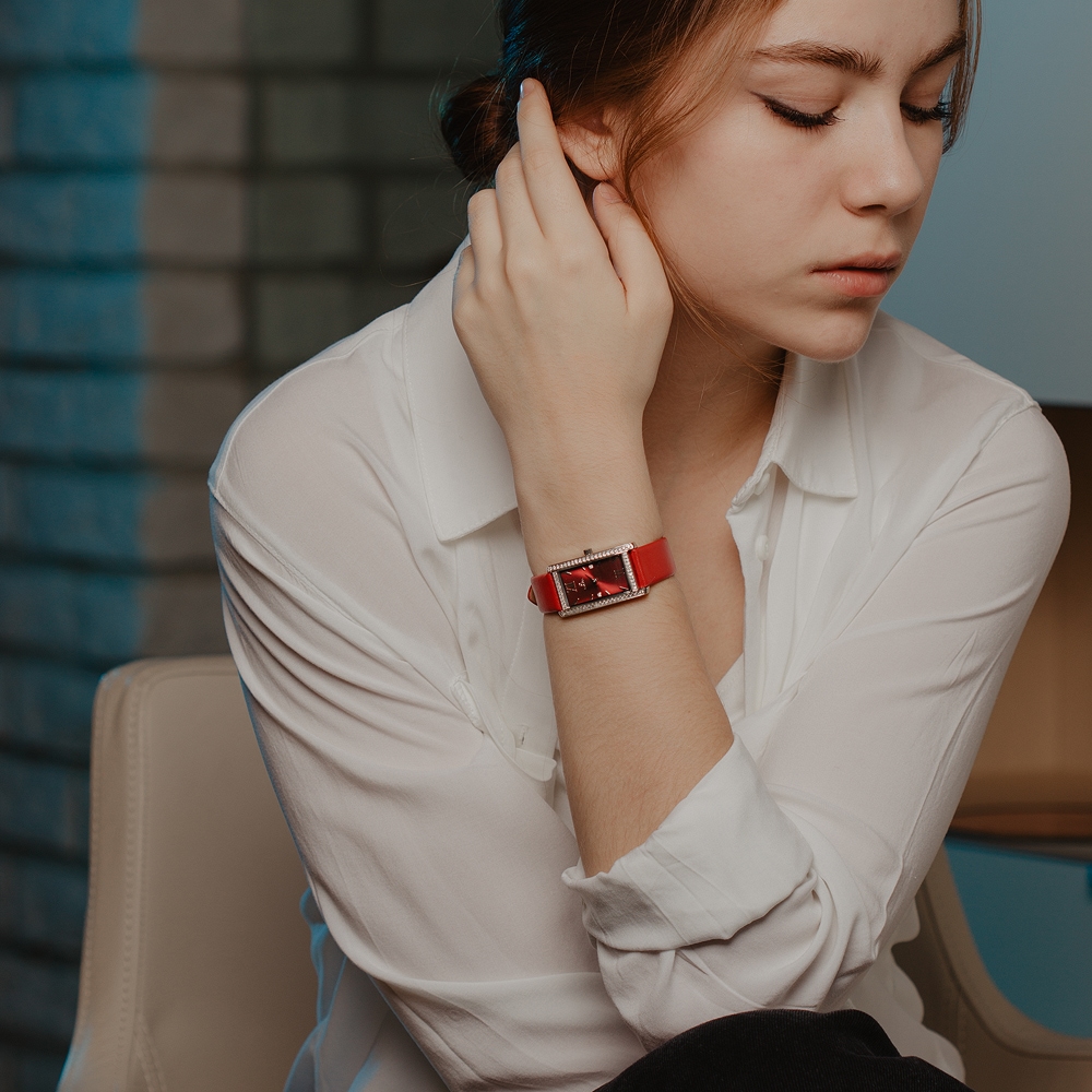 Серебряные часы Ника 56, 55, 11, 15, 31, 35 и 51  со вставками (фианит) НИ0551.2.9.81A
