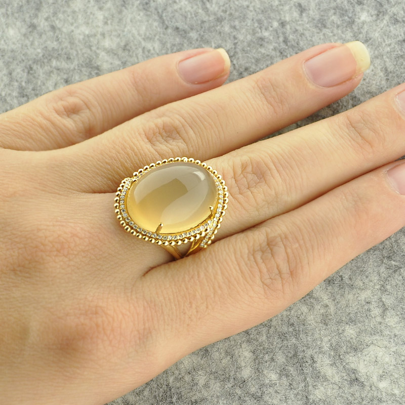 Золотое кольцо Золото бразилии из желтого золота 750 пробы со вставками из драгоценных и полудрагоценных камней (бриллиант и халцедон) ЗЗУ1115ПЕАР3, размеры от 17.5 до 17.5