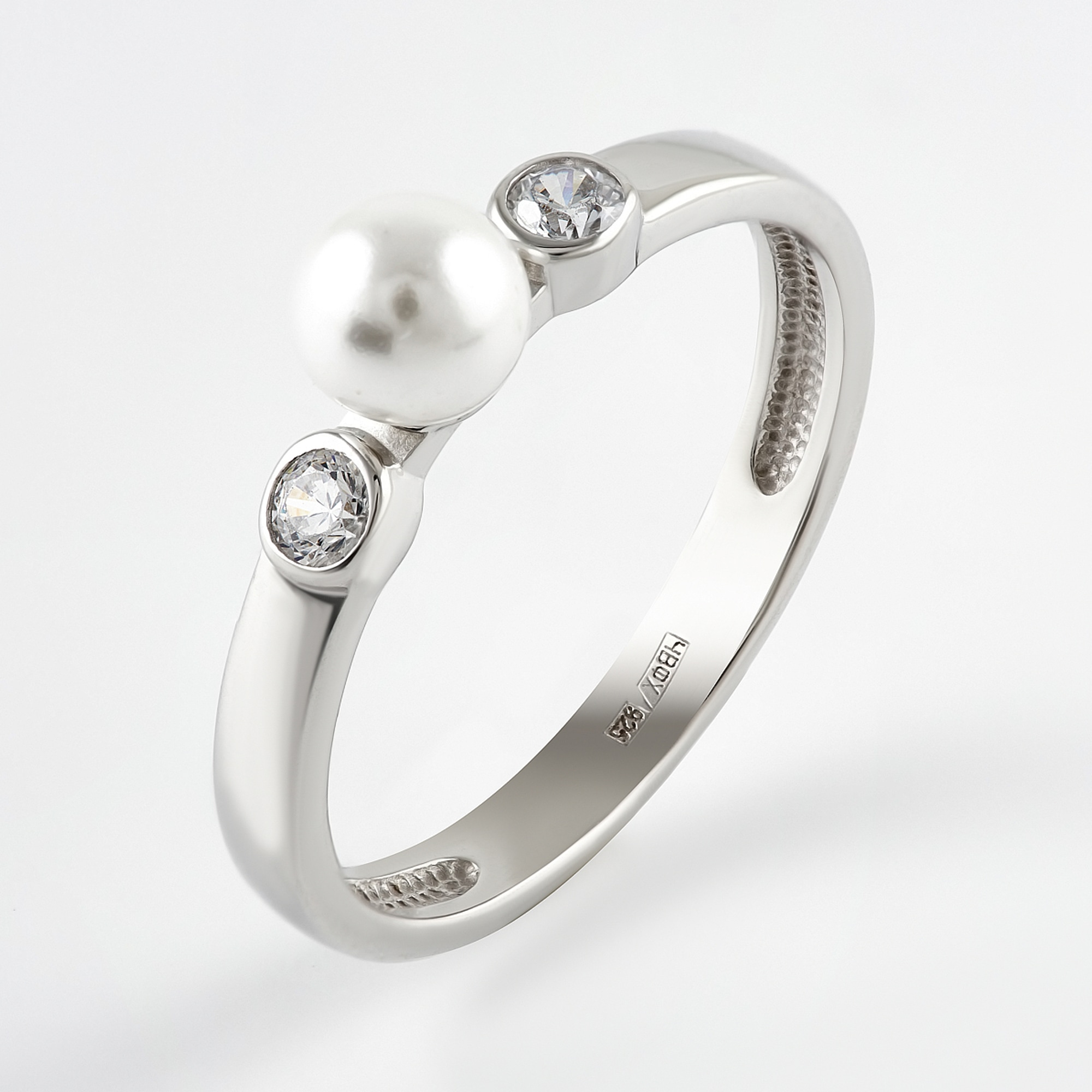 Серебряное кольцо с жемчугом синтетическим и фианитами