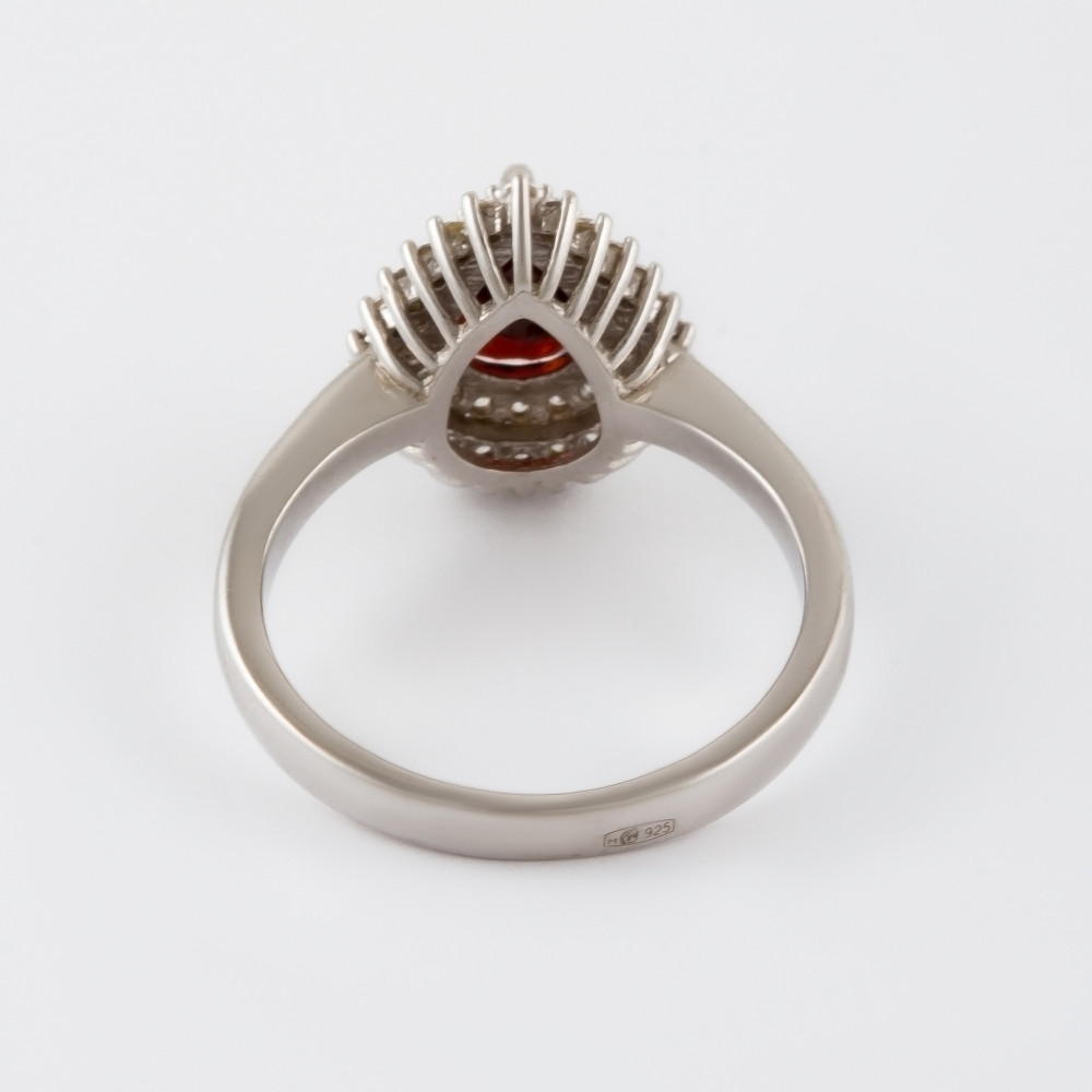 Серебряное кольцо Серебряные крылья со вставками из полудрагоценных камней (гранат и фианит) СЫ210002-32, размеры от 17 до 19