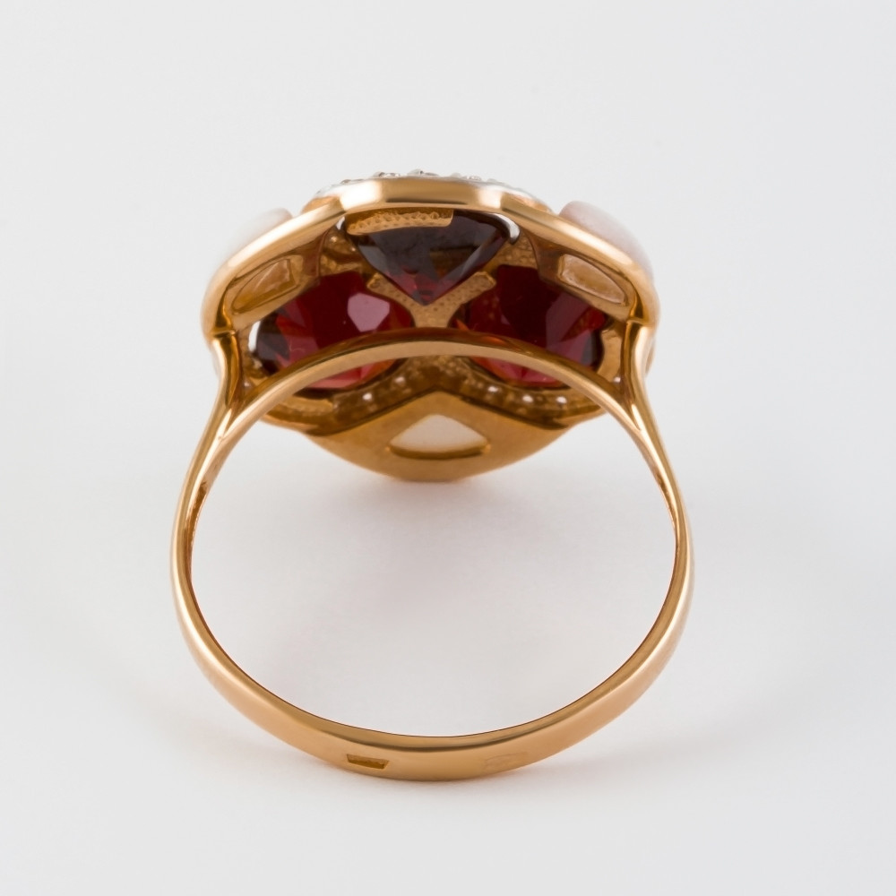 Золотое кольцо Голден эра из красного золота 585 пробы со вставками из полудрагоценных камней (гранат, перламутр и фианит) 5Э100200229Г, размеры от 17.5 до 20