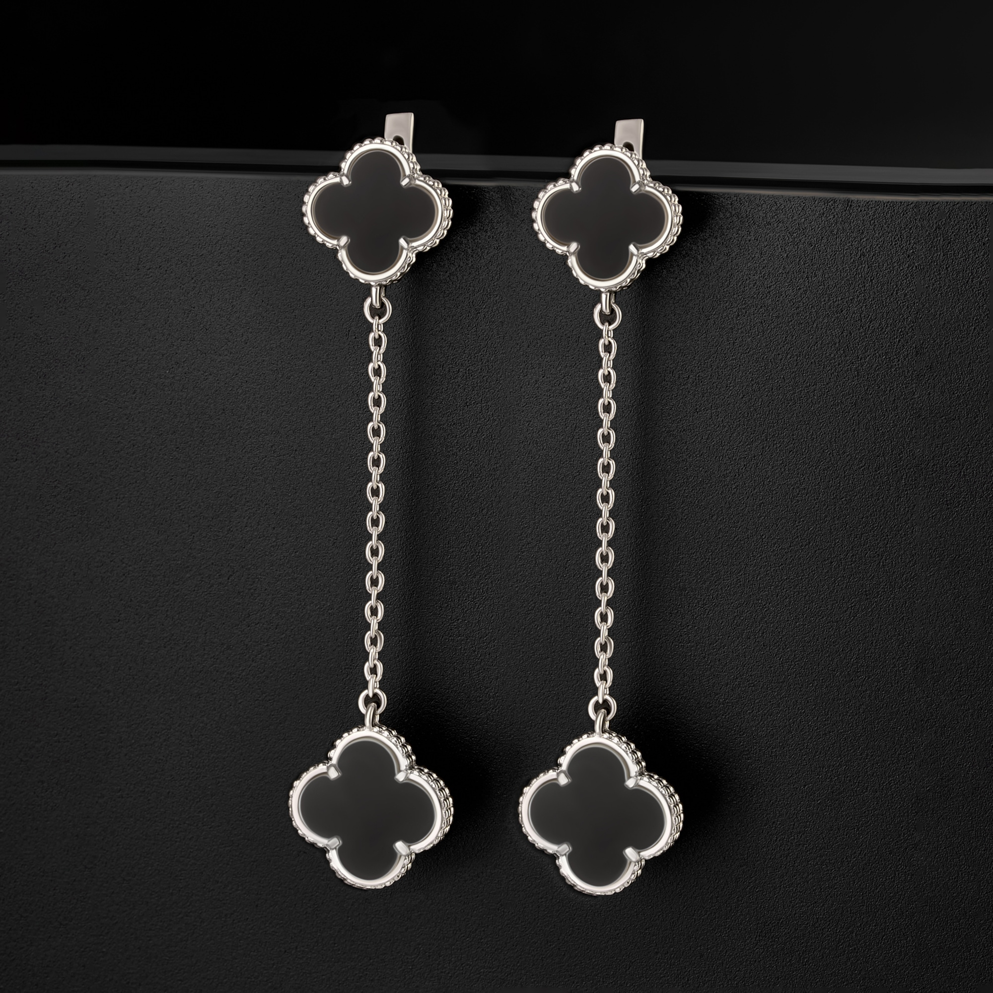 Серебряные серьги подвесные Liberty  из серебра 925 пробы со вставками из полудрагоценных камней (оникс) РЫ20006531