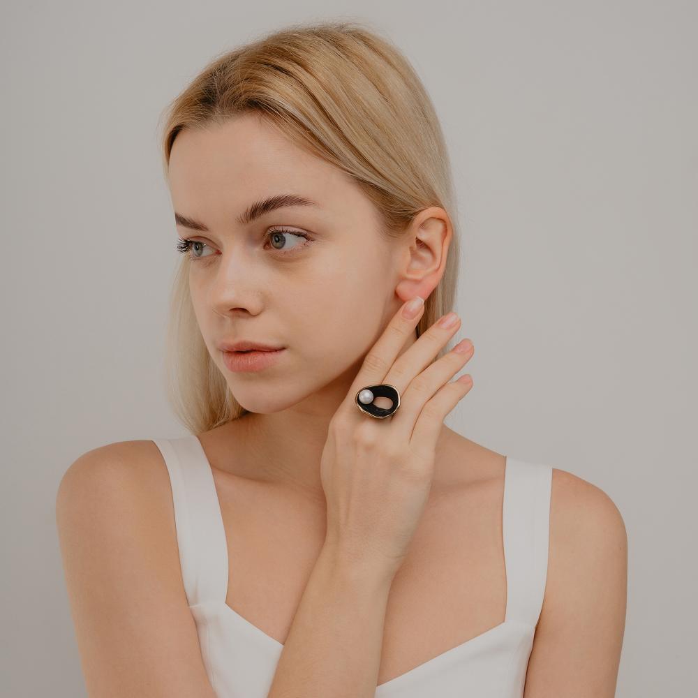 Серебряное кольцо Defleur  со вставками () ФЖ51250Я1Б, размеры от 18.5 до 18.5