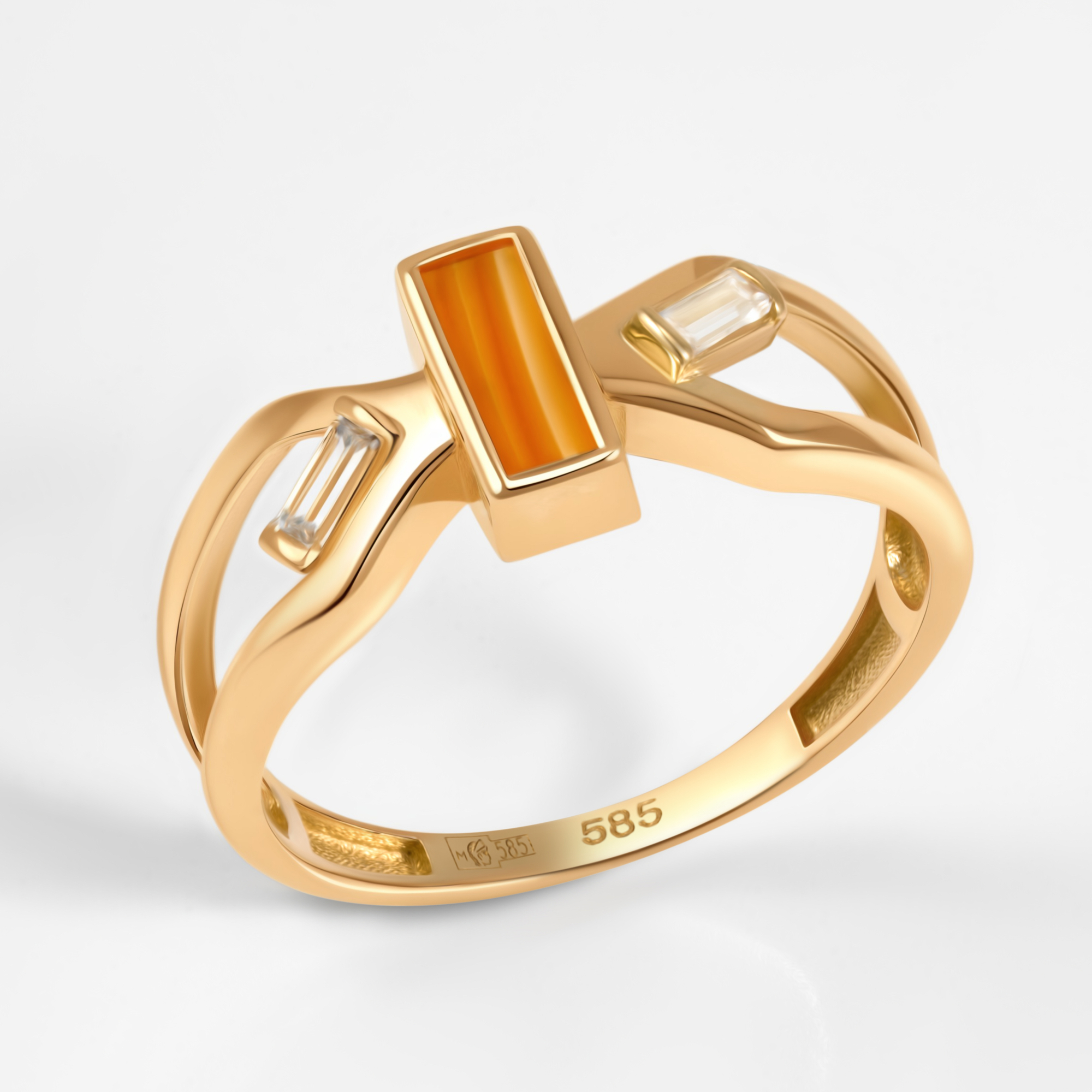 Золотое кольцо с карнеолами и фианитами