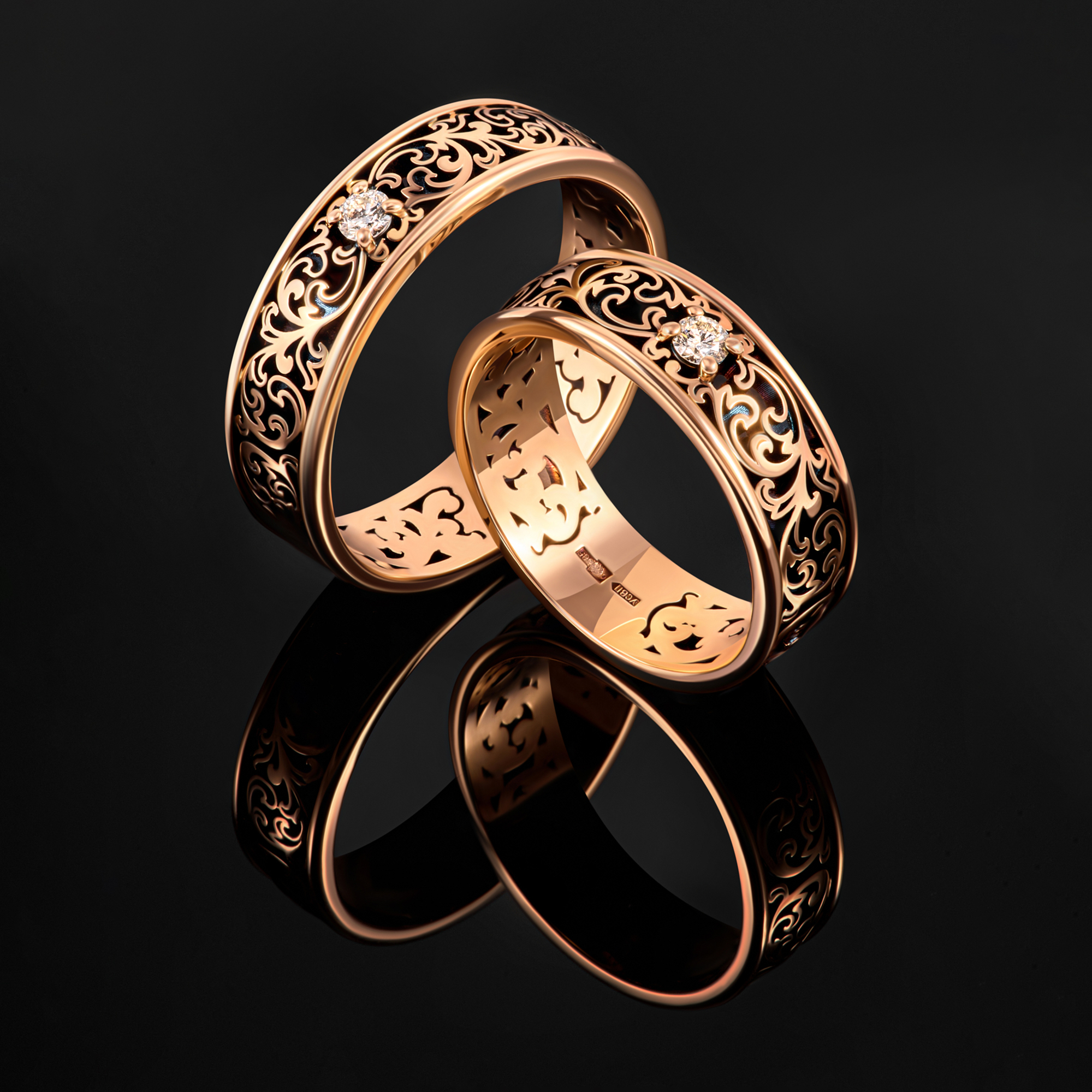 Золотое кольцо обручальное Ювелирный мир кострома из красного золота 585 пробы со вставками из драгоценных камней (бриллиант и эмаль) 7ЮАК1.1В, размеры от 16 до 21.5