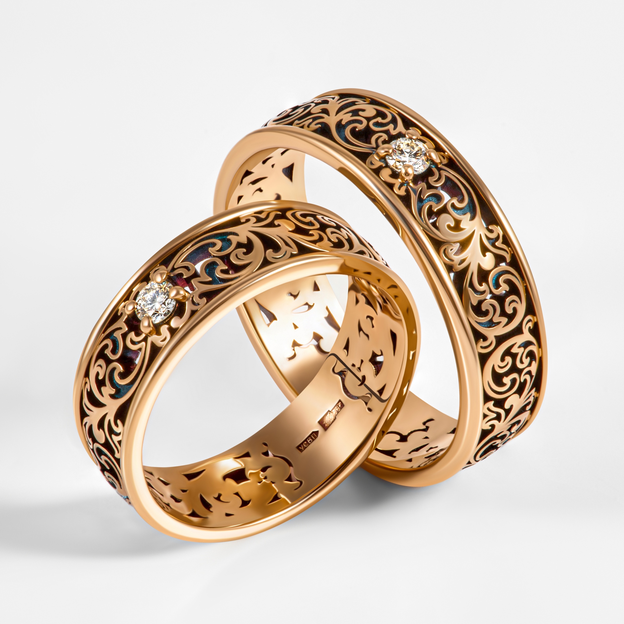 Обручальное кольцо из красного золота с бриллиантом и эмалью