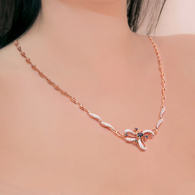 Золотое колье Золотое сияние из красного золота 585 пробы со вставками из драгоценных камней (бриллиант и сапфир) ЗСЦ14050263, размеры от 44 до 50