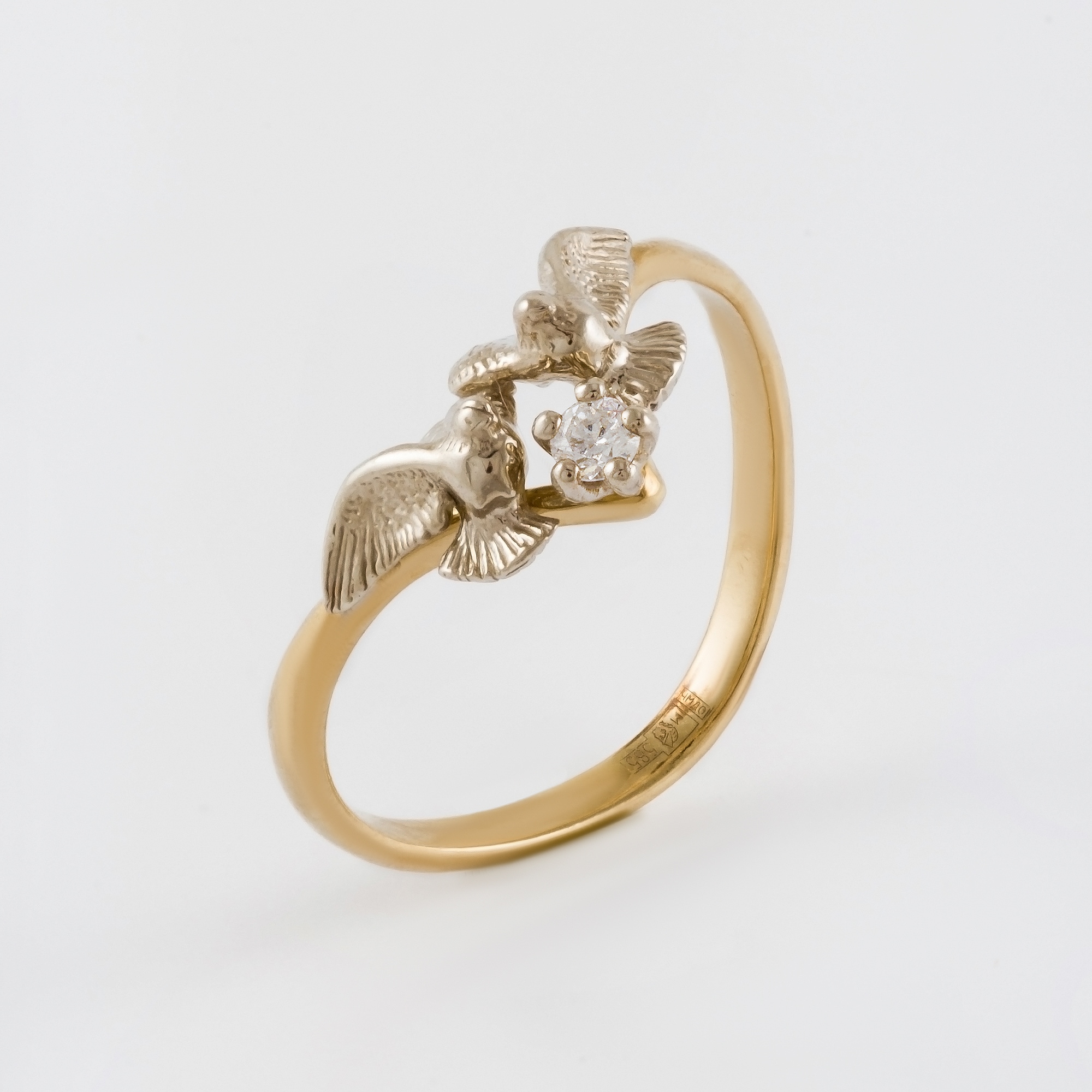 Золотое кольцо Адриа из белого золота 585 пробы, из желтого золота 585 пробы и из белого и желтого золота 585 пробы со вставками из драгоценных камней (бриллиант) ИА10570, размеры от  до 19.5