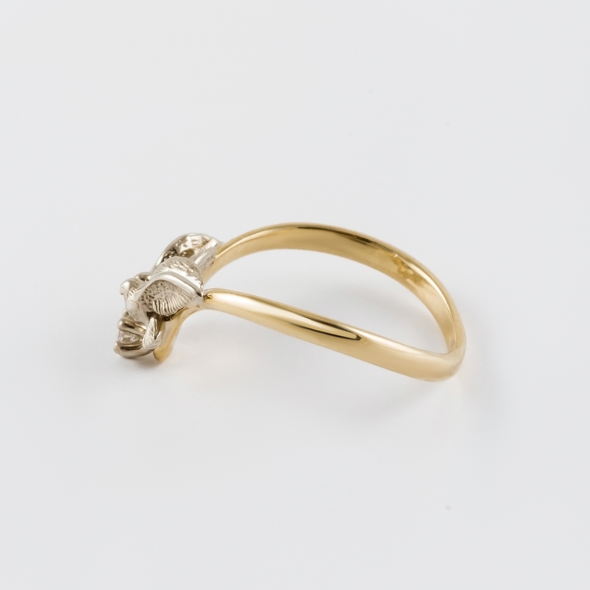 Золотое кольцо Адриа из белого золота 585 пробы, из желтого золота 585 пробы и из белого и желтого золота 585 пробы со вставками из драгоценных камней (бриллиант) ИА10570, размеры от  до 19.5